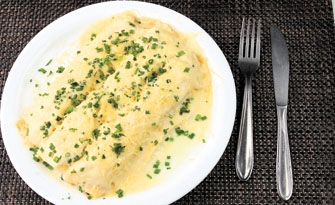 A panqueca de radicchio e queijo ao molho branco é uma refeição bem leve e pode ser pedida no almoço